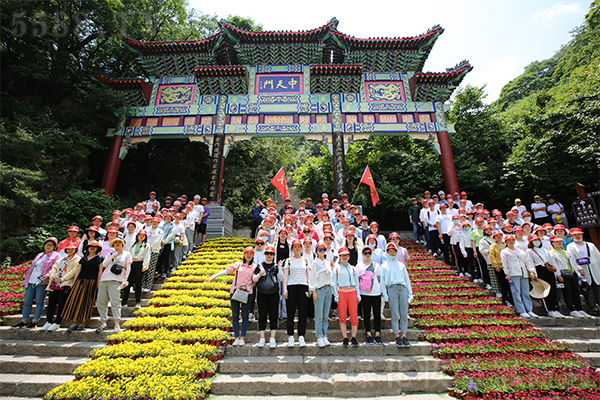 會(huì)當(dāng)凌絕頂,一覽眾山小 會(huì)當(dāng)凌絕頂,一覽眾山小